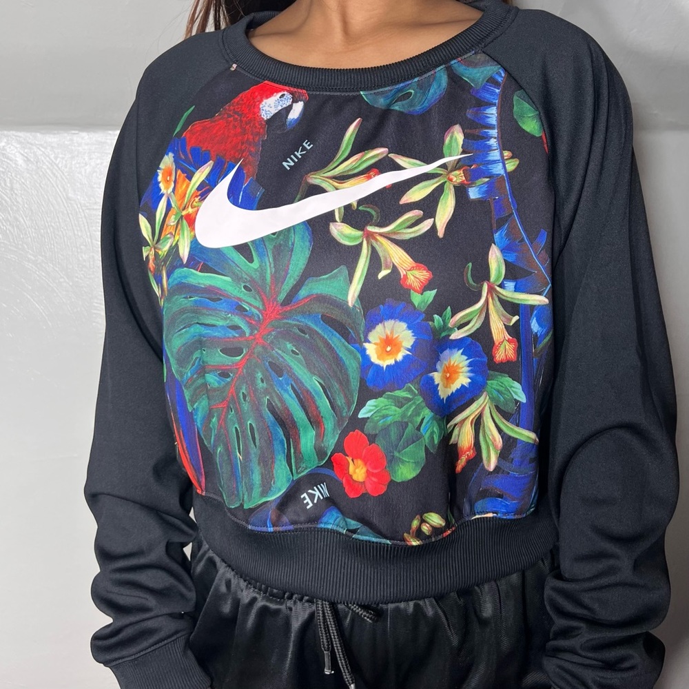 NWT Nike Parrot Tropical Leaf Floral Crewneck cropped Sweatshirt Size Small .